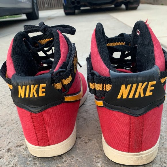 Nike High Top Basketball Shoes size 12 main image 7